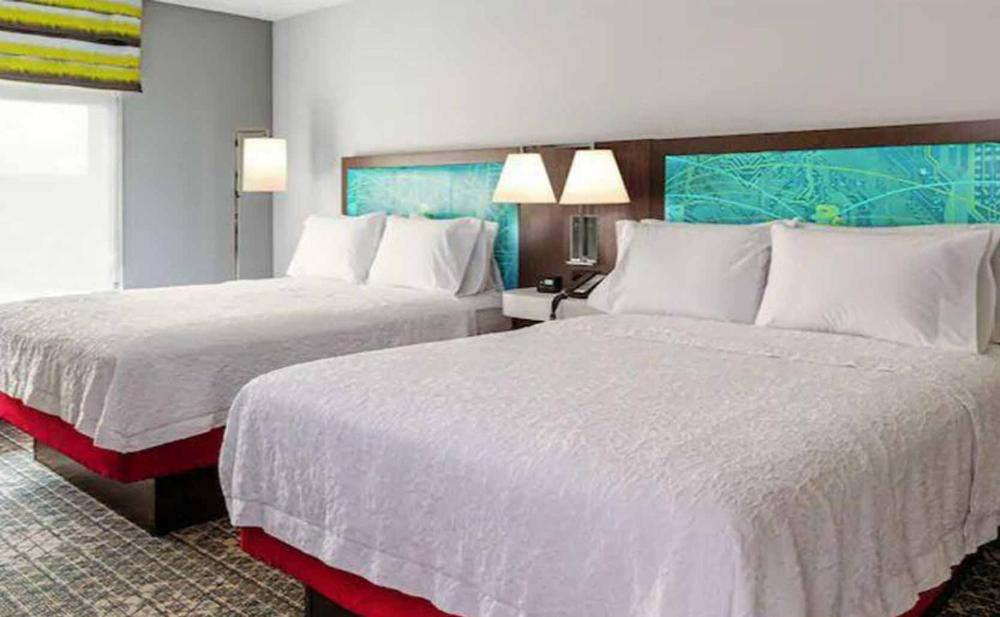 Queen Room with Two Queen Beds - Hearing Access/Non-Smoking interior
